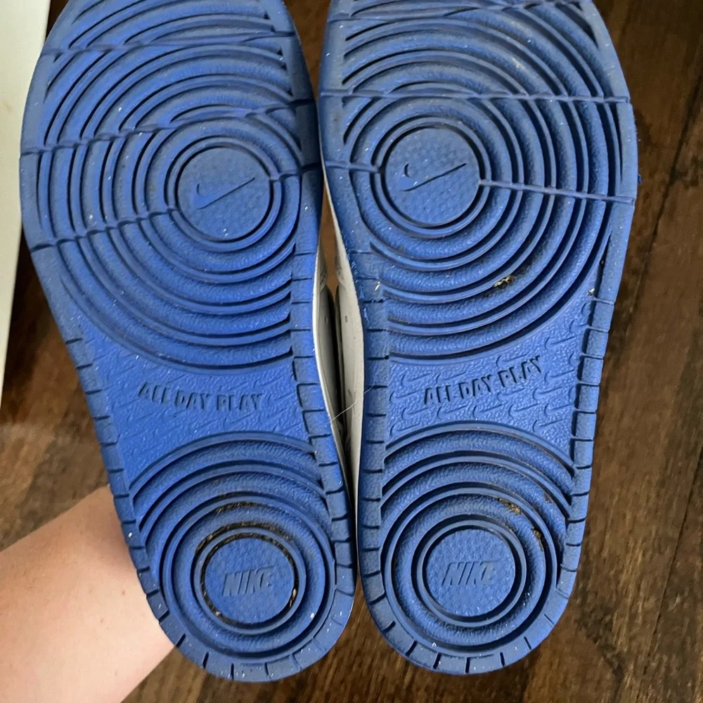 Nike Kids Sneakers in White and Blue - Picture 5 of 6